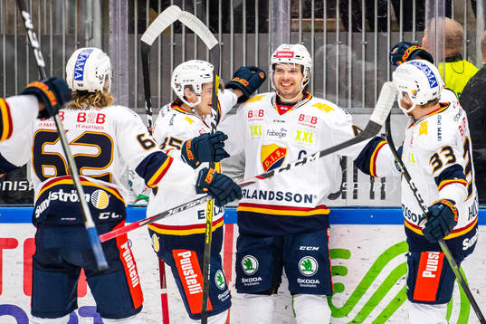 Djurgårdens Jacob Josefson jublar med lagkamrater