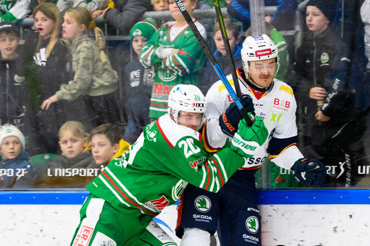 Rögles Hampus Gustafsson tacklar Djurgårdens Marcus