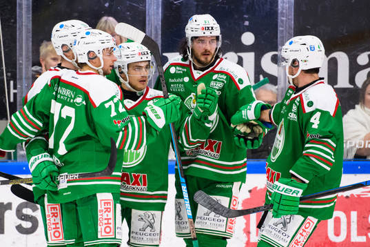 Rögles Leon Bristedt (m) jublar med lagkamrater