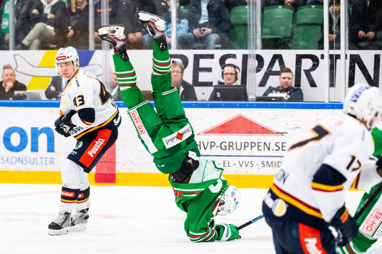 Rögles Hampus Gustafsson tacklas av Djurgårdens Tom
