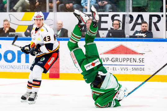 Rögles Hampus Gustafsson tacklas av Djurgårdens Tom