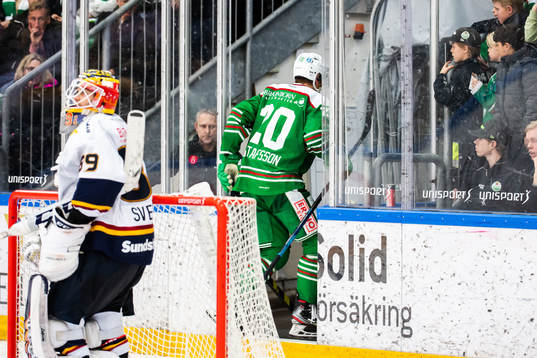 Rögles Hampus Gustafsson lämnar isen