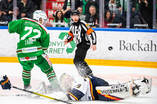 Rögles Daniel Zaar gör 3-1 bakom Djurgårdens målvakt