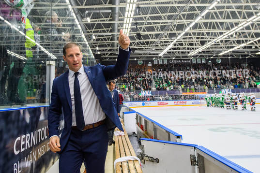 Rögles tränare Cam Abbott jublar