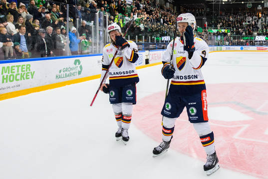 Djurgårdens Marcus Högström applåderar till