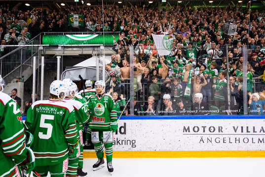 Rögles Ted Brithén mfl jublar framför supportrarna