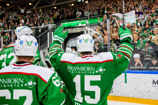 Rögles Simon Ryfors jublar mot supportrarna