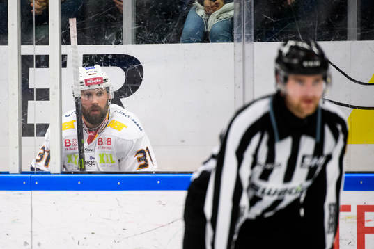 Djurgårdens Dick Axelsson sitter i utvisningsbåset