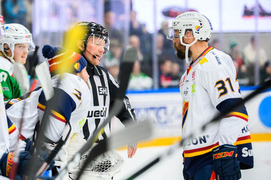 Linjedomare Henrik Pihlblad och Djurgårdens Dick Axelsson