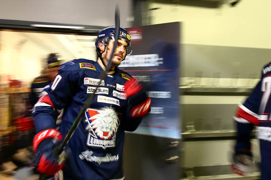 Linköpings Adam Helewka före ishockeymatchen i SHL mellan