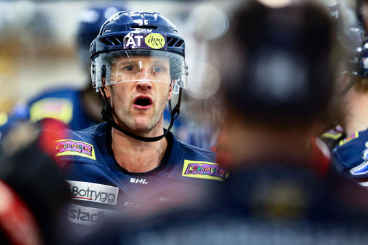 Linköpings Sebastian Karlsson före ishockeymatchen i SHL