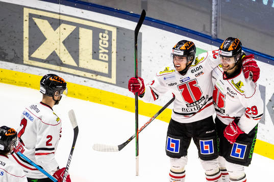 Örebros Glenn Gustafsson jublar med lagkamrater