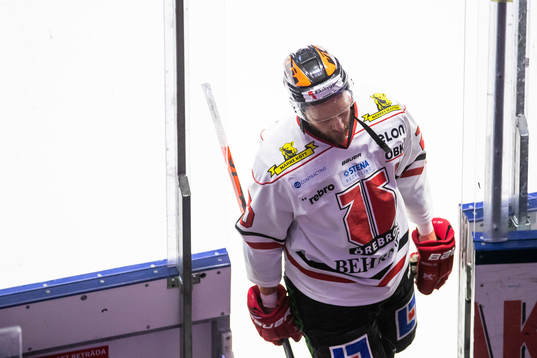Örebros Marcus Weinstock lämnar isen
