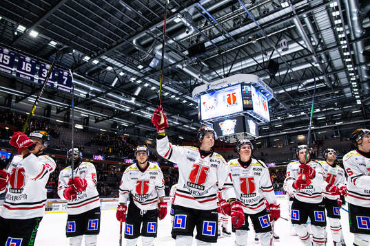 Örebros spelare jublar