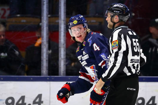 Linköpings Samuel Lofquist med domare