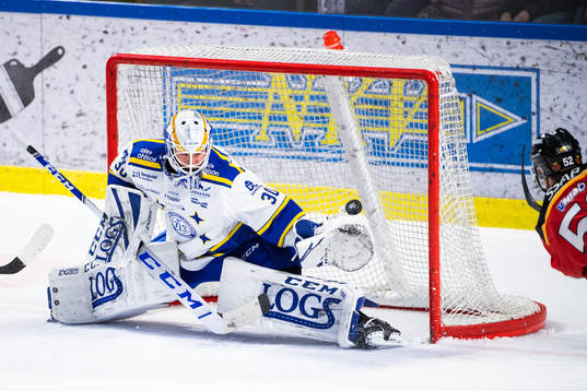 Luleås Karl Fabricius sätter 1-0 bakom Leksands målvakt