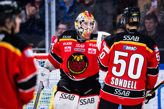 Luleås målvakt Joel Lassinantti jublar