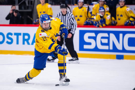 Alexander Holtz of Sweden scores the  0-5 goal
