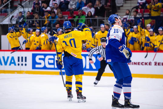 Alexander Holtz of Sweden celebrates the 0-5 goal