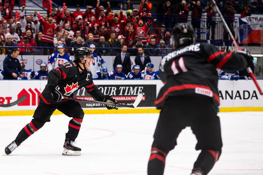 Barrett Hayton of Canada celebrate the 1-0 goal