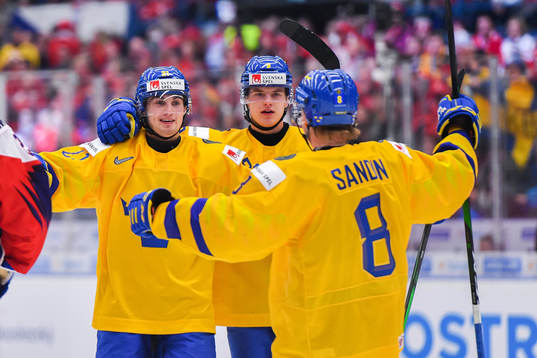Nils Höglander celebrate with Victor Söderström and