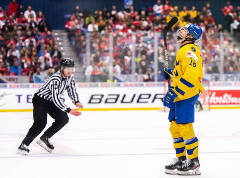 Lucas Raymond of Sweden looks dejected