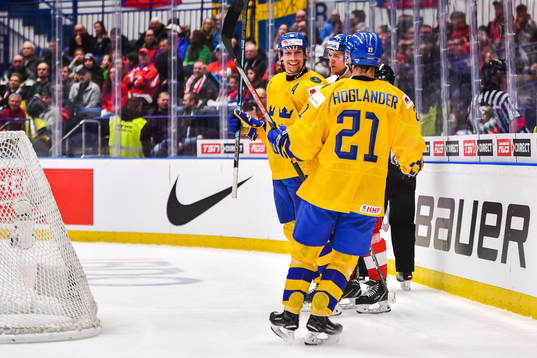 David Gustafsson celebrate with Nils Höglander of Sweden