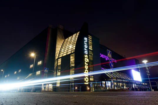 Exteriör vy över Löfbergs Arena