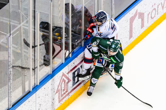 Linköpings Max Lindroth och Färjestads Martin Johansson