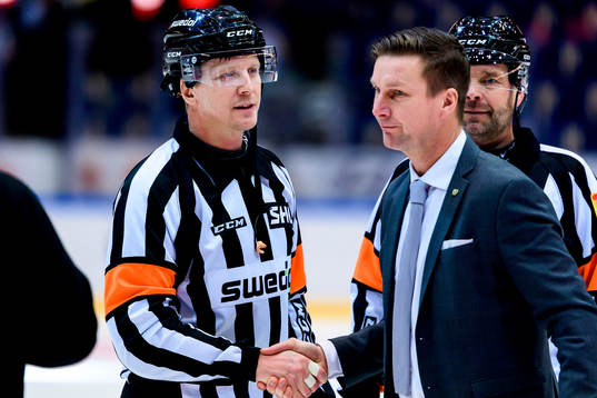 Domare Daniel Winge tar i hand med Färjestads