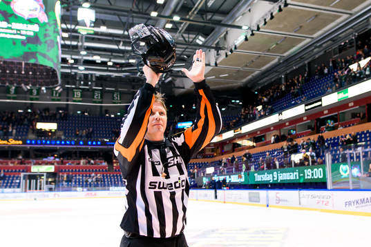 Domare Daniel Winge tackar publiken