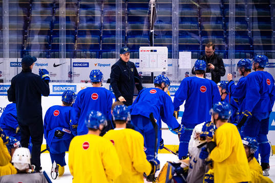 Tomas Montén, Head coach of Sweden at a practice session
