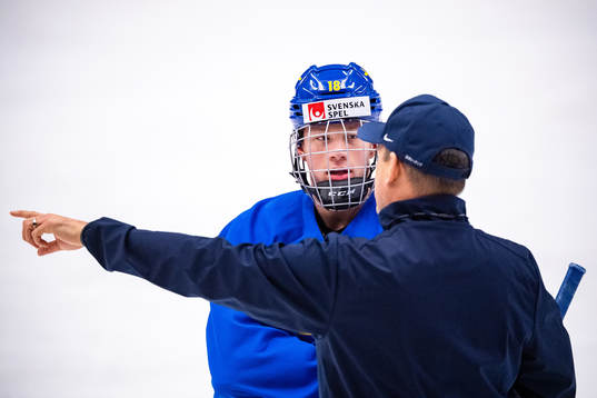 Lucas Raymond and Tomas Montén, Head coach of Sweden at a