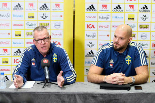 Janne Andersson, head coach of Sweden, and Jakob Kakembo