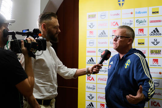 TV4 reporter Olof Lundh interview Janne Andersson, head