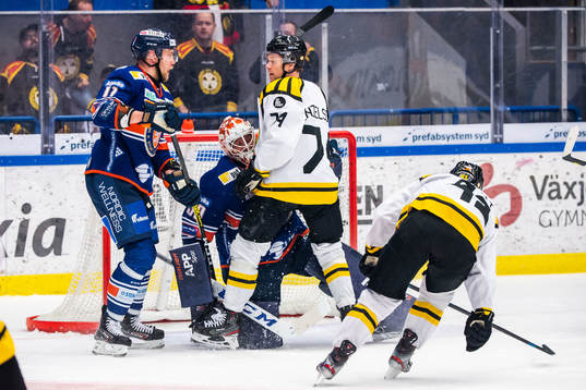 Brynäs Nicklas Danielsson åker ihop med Växjös målvakt