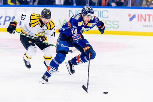 Växjös Emil Pettersson jagas av Brynäs Anton Rödin