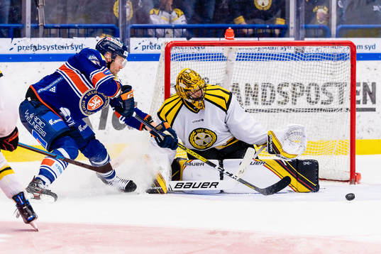 Växjös Ilari Melart  oroar framför Brynäs målvakt