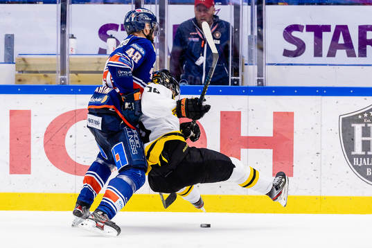 Brynäs Daniel Mannberg faller