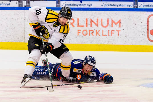 Brynäs Anton Rödin i kamp me Växjös Richard Gyngeunder