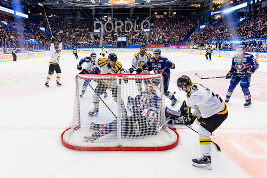 Brynäs spelare jublar när Daniel Mannberg är mål 3-1