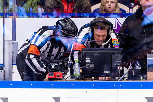Domare Pehr Claesson och Domare Mikael Nord videogranskar