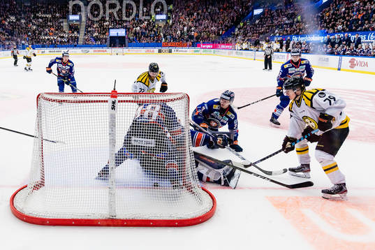 Växjös Daniel Rahimi i Växjös målgård när Brynäs