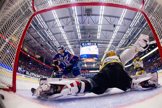 Växjös Martin Lundberg gör mål 1-0 bakom Brynäs