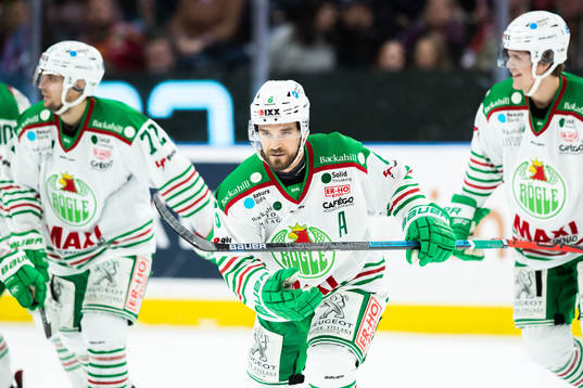 Rögles Craig Schira jublar med lagkamrater