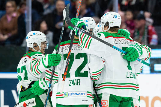 Rögles Craig Schira jublar med lagkamrater