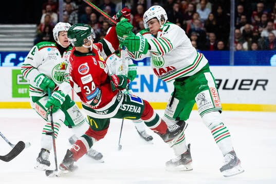 Frölundas Theodor Lennström tacklas av Rögles Erlend