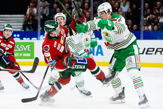 Frölundas Theodor Lennström tacklas av Rögles Erlend