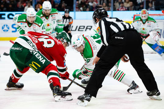 Frölundas Johan Sundström tekar mot Rögles Simon Ryfors
