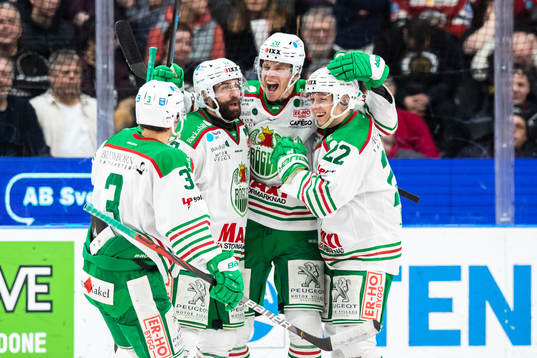 Rögles Hampus Gustafsson jublar med lagkamrater